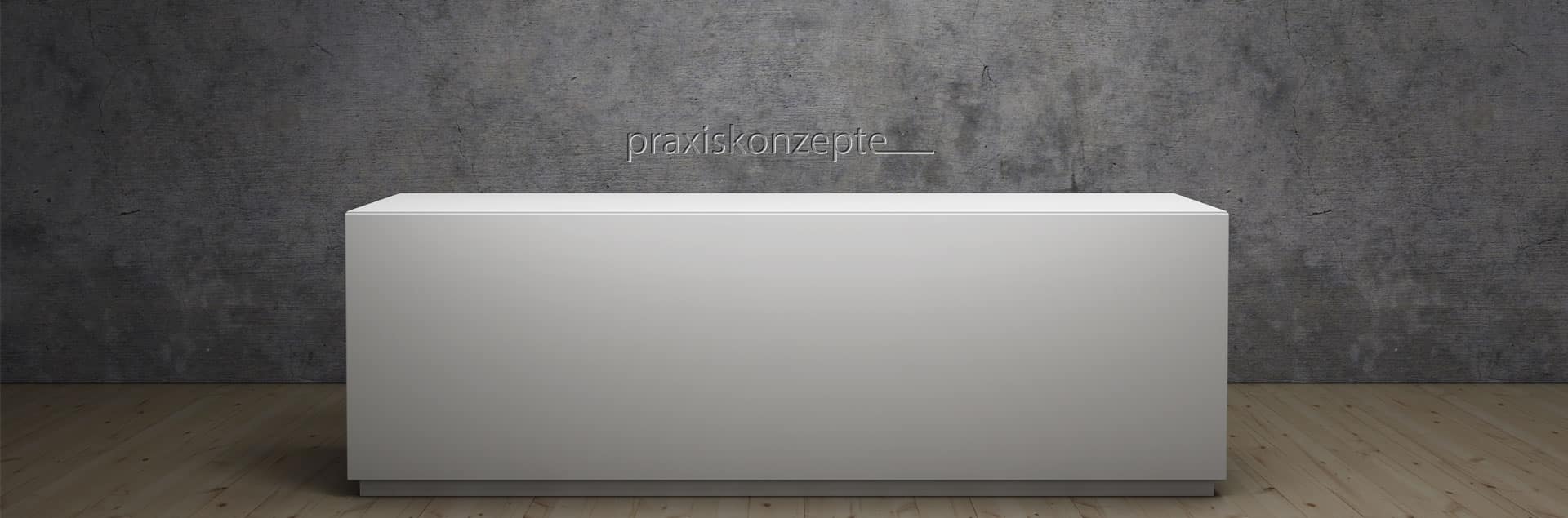 Empfangstresen einer Praxis vor Sichtbeton-Wand mit dem Schriftzug praxiskonzepte