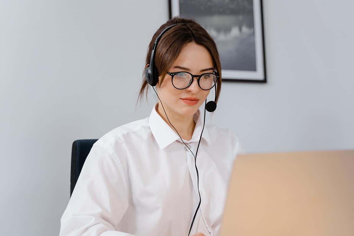 Mitarbeiterin mit Headset im Telefon- und Büroservice